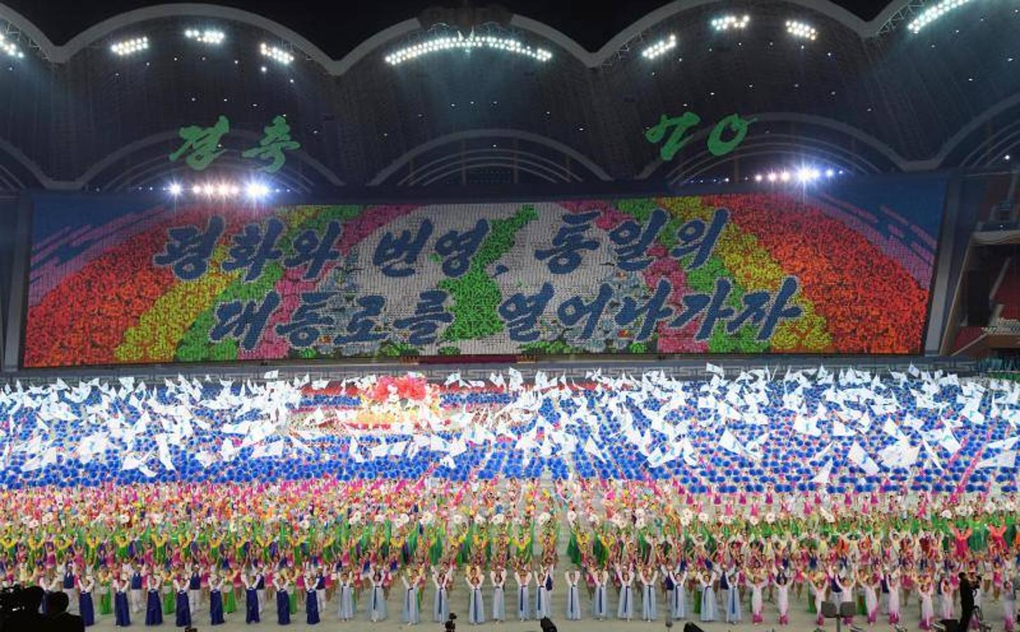Artistas de Corea del Norte se presentan en el estadio May Day, en Pyongyang en el marco de la tercera cumbre intercoreana que se celebra en Pyongyang.
