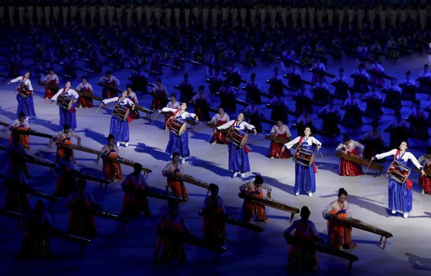 Artistas de Corea del Norte se presentan en el estadio May Day, en Pyongyang en el marco de la tercera cumbre intercoreana que se celebra en Pyongyang.