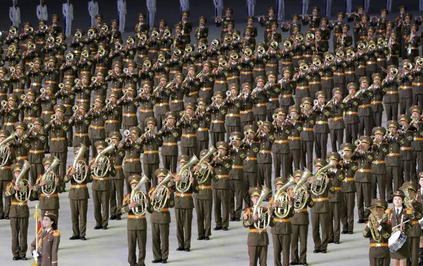 Artistas de Corea del Norte se presentan en el estadio May Day, en Pyongyang en el marco de la tercera cumbre intercoreana que se celebra en Pyongyang.