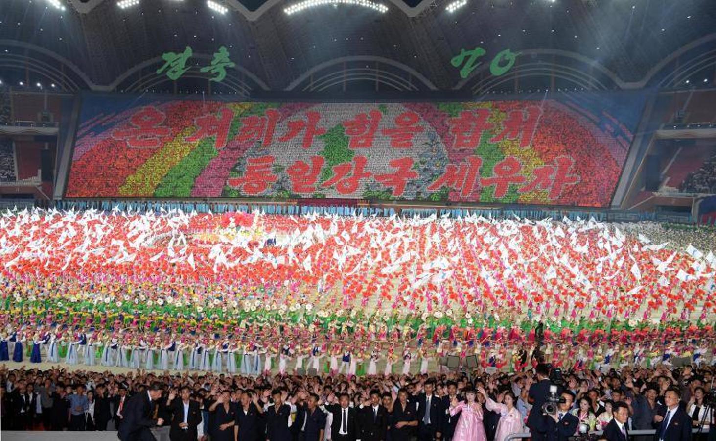 Artistas de Corea del Norte se presentan en el estadio May Day, en Pyongyang en el marco de la tercera cumbre intercoreana que se celebra en Pyongyang.