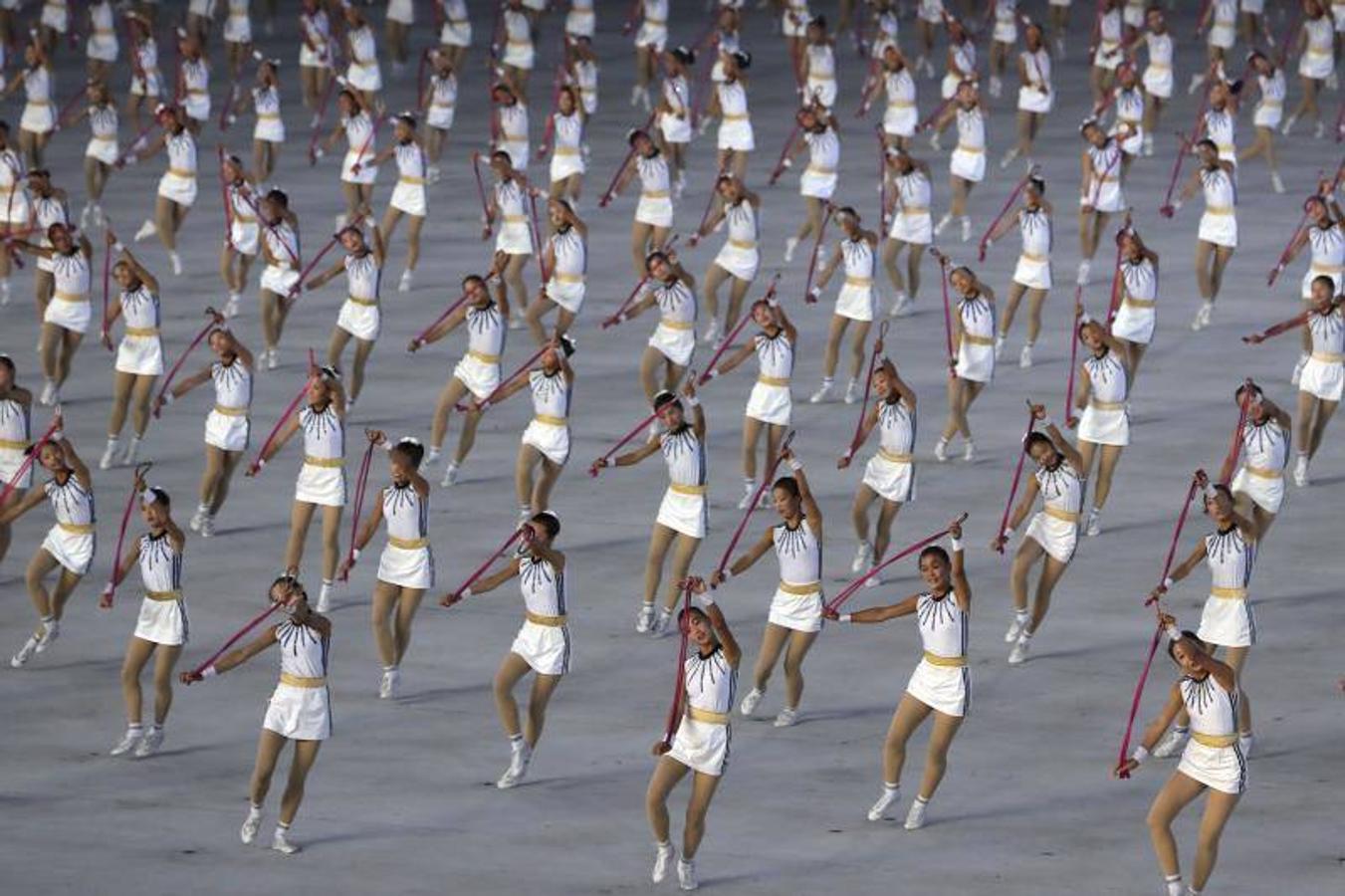 Artistas de Corea del Norte se presentan en el estadio May Day, en Pyongyang en el marco de la tercera cumbre intercoreana que se celebra en Pyongyang.
