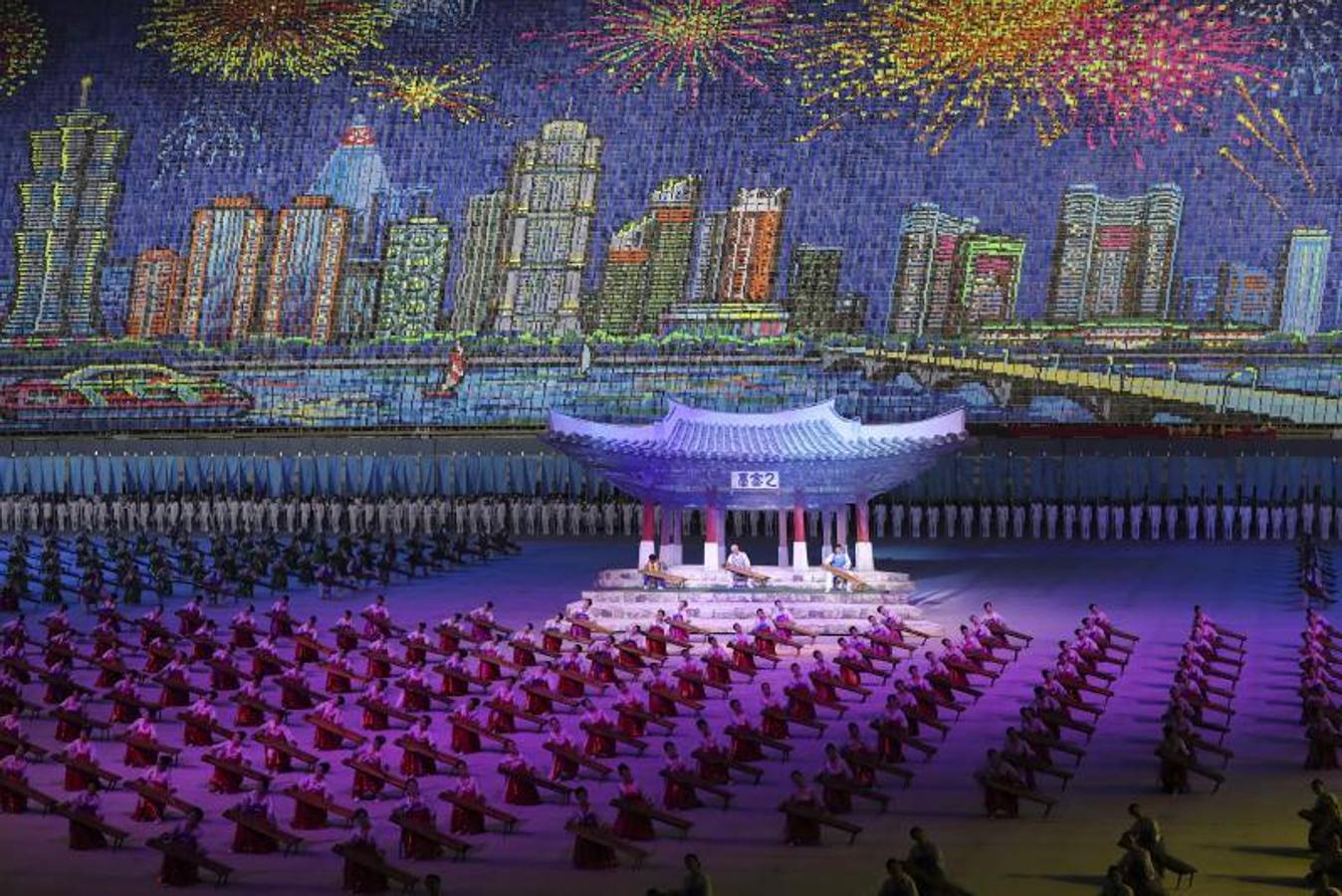Artistas de Corea del Norte se presentan en el estadio May Day, en Pyongyang en el marco de la tercera cumbre intercoreana que se celebra en Pyongyang.