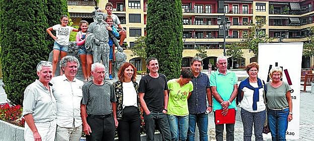 Lazkao Txikiren eskulturan, bertsolariaren izena daraman zelaian, egin zen ekitaldiaren aurkezpena. 