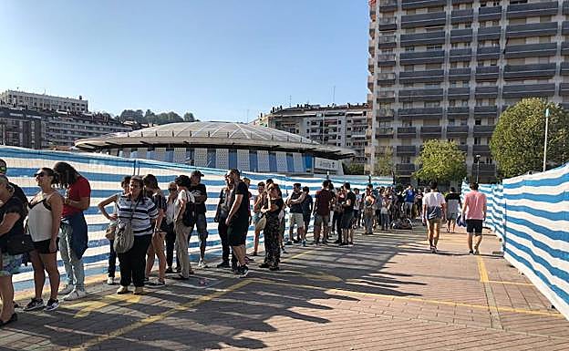 Imagen de la cola en los alrededores de Anoeta. 