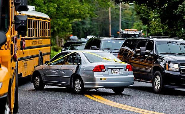 El vehículo de una de las víctimas en el lugar donde se produjo un tiroteo.
