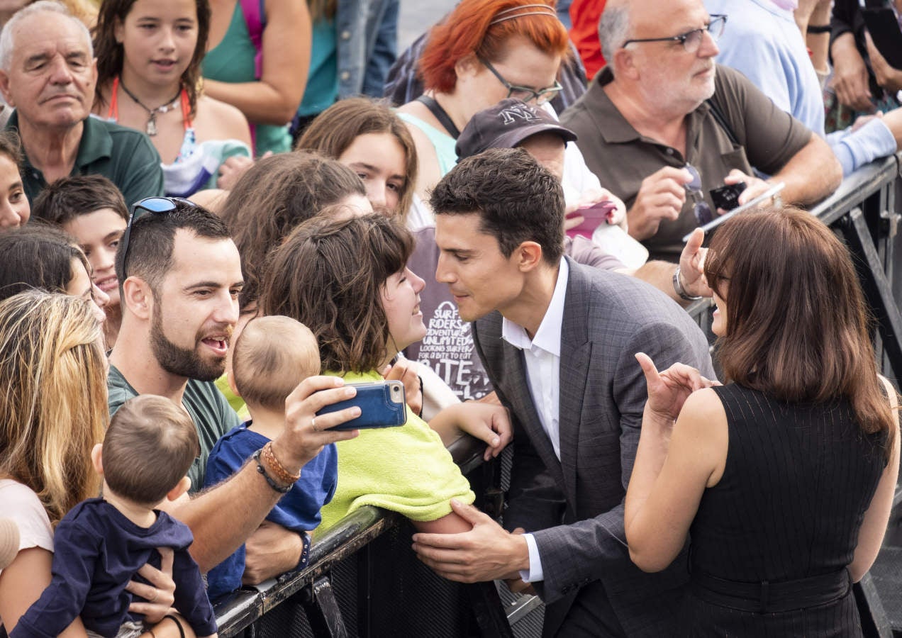 El 66 Festival Internacional de Cine de San Sebastian ha arrancado este viernes a lo grande con una alta concentración de 'glamour' y talento para empezar. 