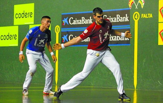 Joseba Ezkurdia se dispone a golpear de derecha ante Víctor Esteban ayer en el Adarraga de Logroño.