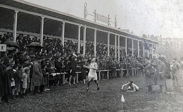 Gran expectación en una de las llegadas de la Behobia-San Sebastián a Atotxa.