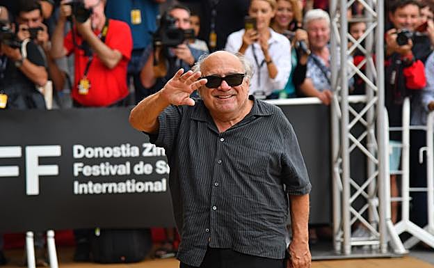 Danny DeVito, uno de los Premios Donostia, saluda a los fans que le esperaban en el Hotel María Cristina