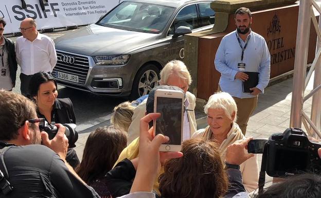 Judi Dench a su llegada al Maria Cristina. 