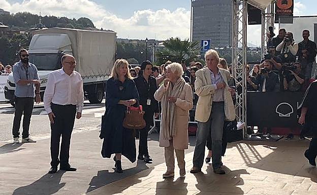 José Luis Rebordinos recibe a Judi Dench a las puertas del Maria Cristina. 