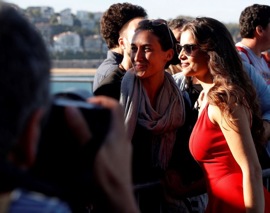 El director Louis Garrel, las actrices Lily-Rose Melody Depp y Laetitia Casta, y el guionista, Jean Claude Carrière, posan durante la presentación de «L'Homme Fidèle». Película que compite en la sección oficial de la 66 edición del Festival de Cine de San Sebastián.