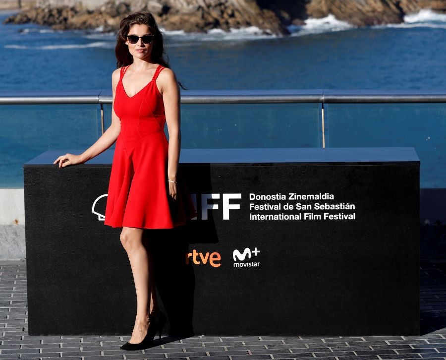 El director Louis Garrel, las actrices Lily-Rose Melody Depp y Laetitia Casta, y el guionista, Jean Claude Carrière, posan durante la presentación de «L'Homme Fidèle». Película que compite en la sección oficial de la 66 edición del Festival de Cine de San Sebastián.