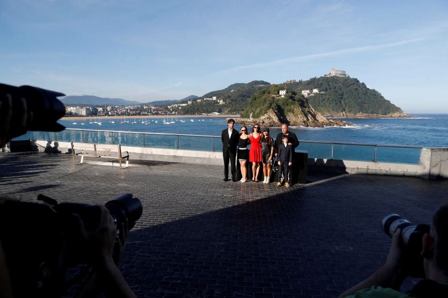 El director Louis Garrel, las actrices Lily-Rose Melody Depp y Laetitia Casta, y el guionista, Jean Claude Carrière, posan durante la presentación de «L'Homme Fidèle». Película que compite en la sección oficial de la 66 edición del Festival de Cine de San Sebastián.