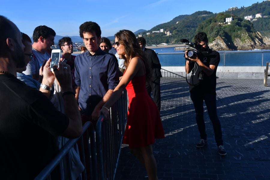 El director Louis Garrel, las actrices Lily-Rose Melody Depp y Laetitia Casta, y el guionista, Jean Claude Carrière, posan durante la presentación de «L'Homme Fidèle». Película que compite en la sección oficial de la 66 edición del Festival de Cine de San Sebastián.