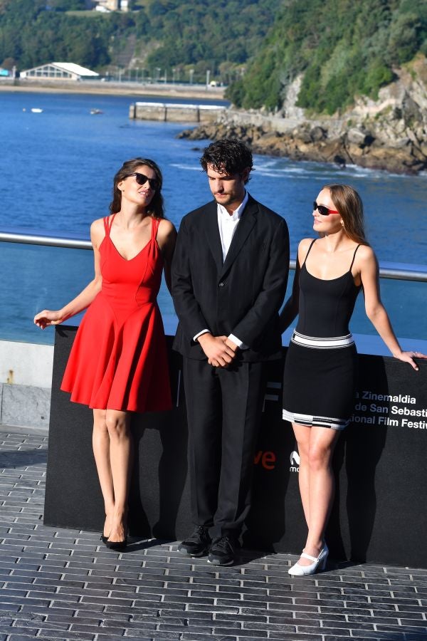 El director Louis Garrel, las actrices Lily-Rose Melody Depp y Laetitia Casta, y el guionista, Jean Claude Carrière, posan durante la presentación de «L'Homme Fidèle». Película que compite en la sección oficial de la 66 edición del Festival de Cine de San Sebastián.