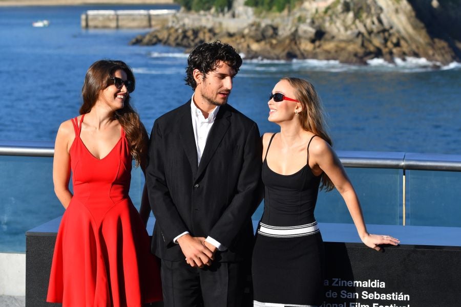 El director Louis Garrel, las actrices Lily-Rose Melody Depp y Laetitia Casta, y el guionista, Jean Claude Carrière, posan durante la presentación de «L'Homme Fidèle». Película que compite en la sección oficial de la 66 edición del Festival de Cine de San Sebastián.