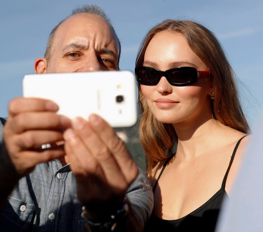 Danny DeVito ha sido el gran protagonista de la jornada del sábado en el Festival de Cine de San Sebastián, que ha dejado momentos curiosos con otras estrellas como Laetitia Casta o Lily-Rose Depp.