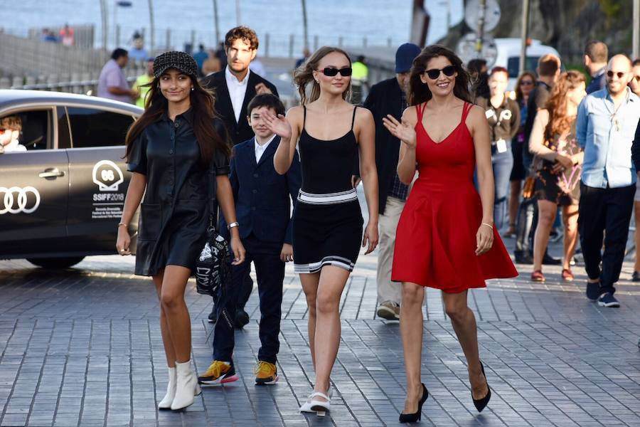 Danny DeVito ha sido el gran protagonista de la jornada del sábado en el Festival de Cine de San Sebastián, que ha dejado momentos curiosos con otras estrellas como Laetitia Casta o Lily-Rose Depp.