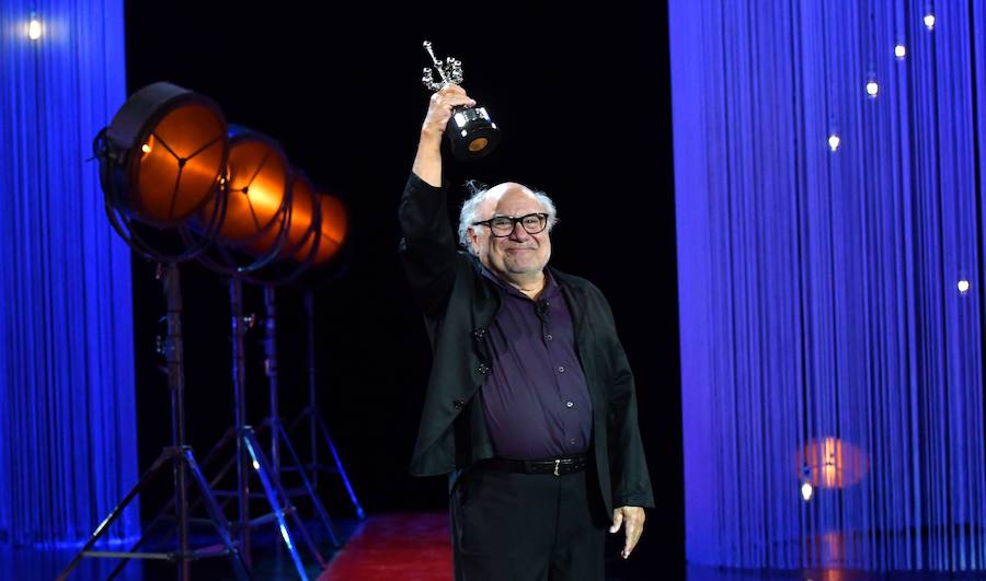 Danny DeVito recoge su Premio Donostia de manos de José Antonio Bayona durante el Festival de Cine de San Sebastián.