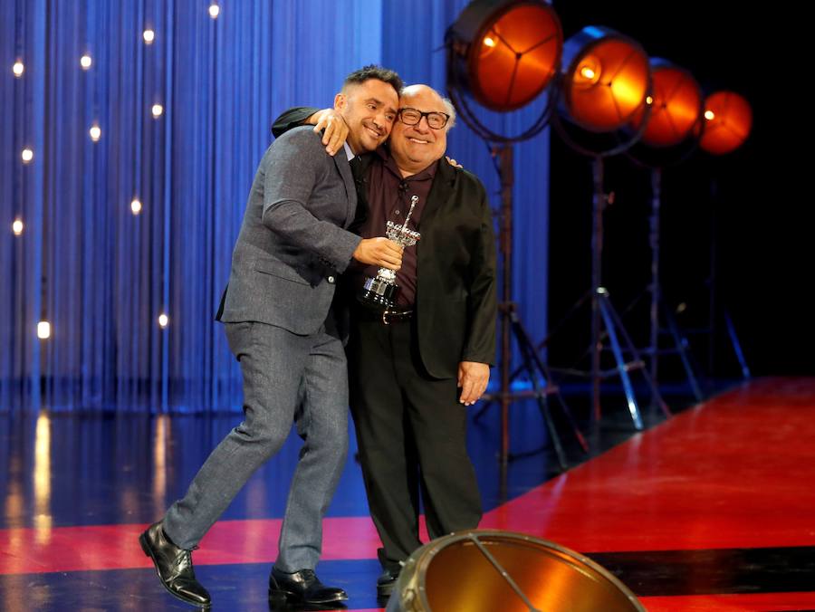 Danny DeVito recoge su Premio Donostia de manos de José Antonio Bayona durante el Festival de Cine de San Sebastián.