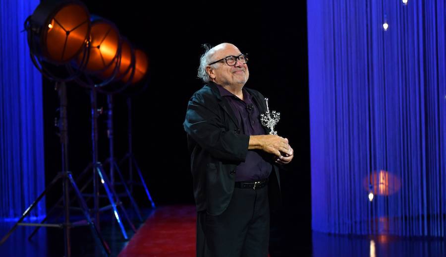 Danny DeVito recoge su Premio Donostia de manos de José Antonio Bayona durante el Festival de Cine de San Sebastián.