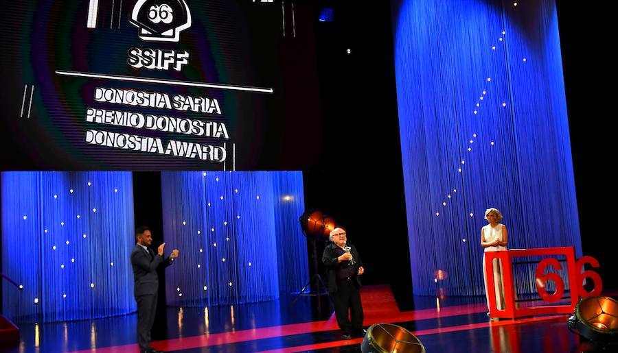 Danny DeVito recoge su Premio Donostia de manos de José Antonio Bayona durante el Festival de Cine de San Sebastián.