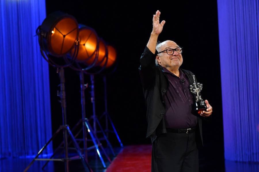 Danny DeVito recoge su Premio Donostia de manos de José Antonio Bayona durante el Festival de Cine de San Sebastián.