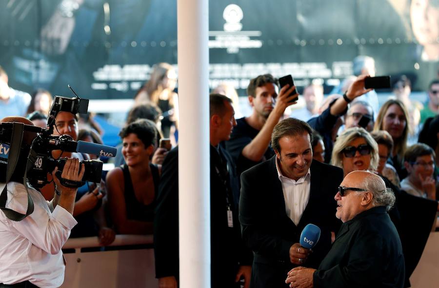 Danny DeVito recoge su Premio Donostia de manos de José Antonio Bayona durante el Festival de Cine de San Sebastián.