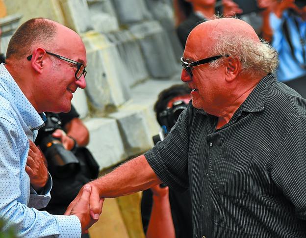 Rebordinos saluda a Danny DeVito a su llegada a San Sebastián. El actor recibe esta tarde el Premio Donostia.