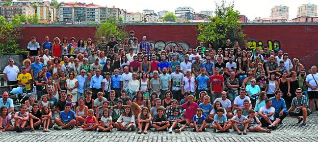 Para el recuerdo. Miembros de Pasaia Kayak, invitados y autoridades posaron para esta fotografía antes de la comida celebrada en Trintxerpe.