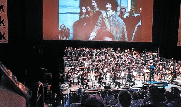 La OSE presenta hoy al mediodía su propuesta 'Paseo por el cine', donde las imágenes cinematográficas y la música volverán a unirse.