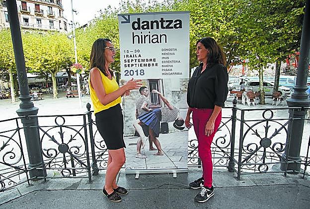 Presentación. Juncal Eizaguirre y Myriam Arkaia, en el kiosko de la plaza del Ensanche .
