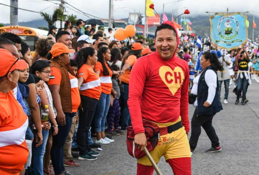 Miles de hondureños celebran, anticipadamente, el 440 aniversario de fundación de Tegucigalpa, la capital del país, con la participación de bandas musicales y el dominicano Toño Rosario.