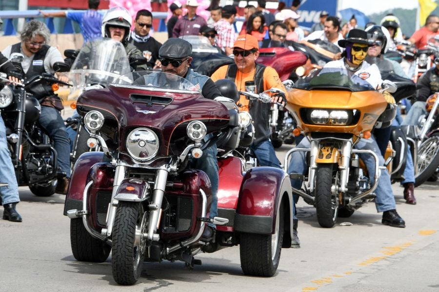 Miles de hondureños celebran, anticipadamente, el 440 aniversario de fundación de Tegucigalpa, la capital del país, con la participación de bandas musicales y el dominicano Toño Rosario.