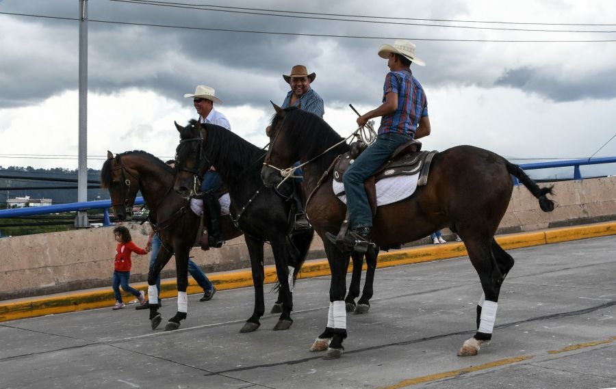 Miles de hondureños celebran, anticipadamente, el 440 aniversario de fundación de Tegucigalpa, la capital del país, con la participación de bandas musicales y el dominicano Toño Rosario.