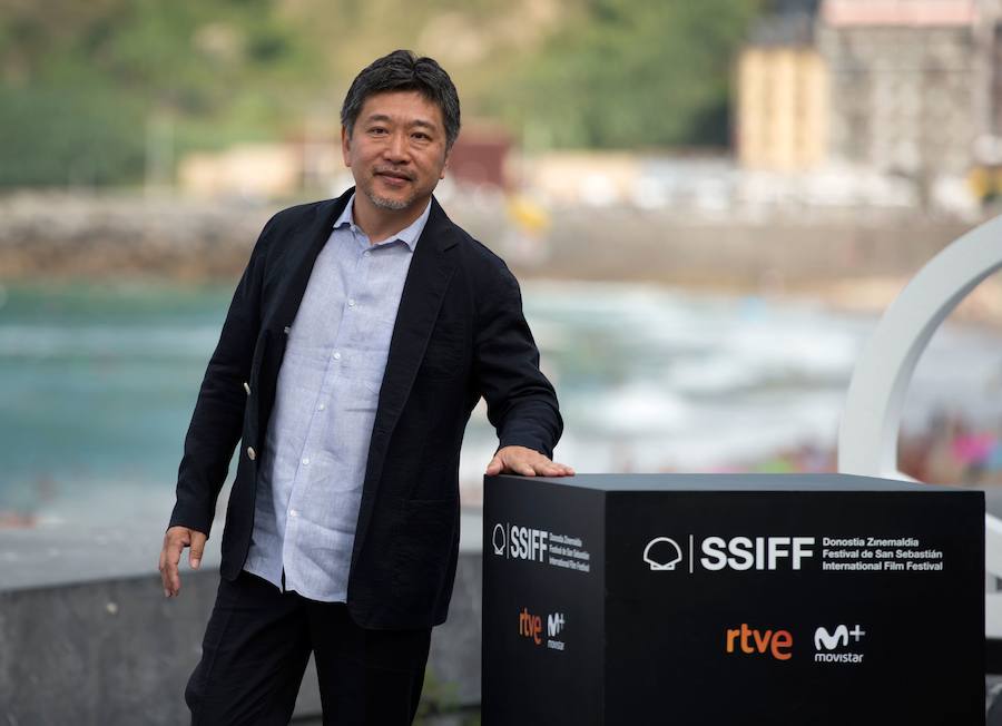 Hirokazu Kore-Eda, que recibe el Premio Donostia, y los miembros de los equipos de tres películas de la Sección Oficial, los principales protagonistas de la jornada en el Festival de Cine de San Sebastián en su tercera jornada.