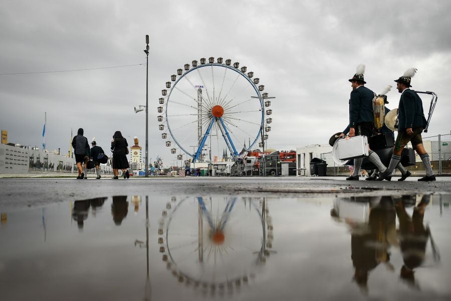 Cientos de vecinos desfilan, con los trajes tradicionales, por el centro de Munich, Alemania.