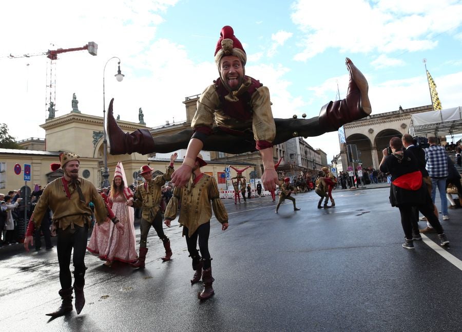 Cientos de vecinos desfilan, con los trajes tradicionales, por el centro de Munich, Alemania.