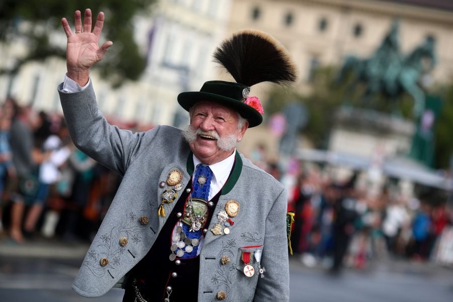 Cientos de vecinos desfilan, con los trajes tradicionales, por el centro de Munich, Alemania.