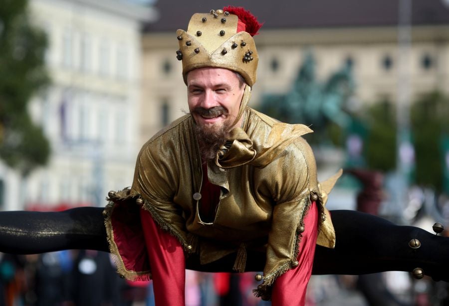 Cientos de vecinos desfilan, con los trajes tradicionales, por el centro de Munich, Alemania.