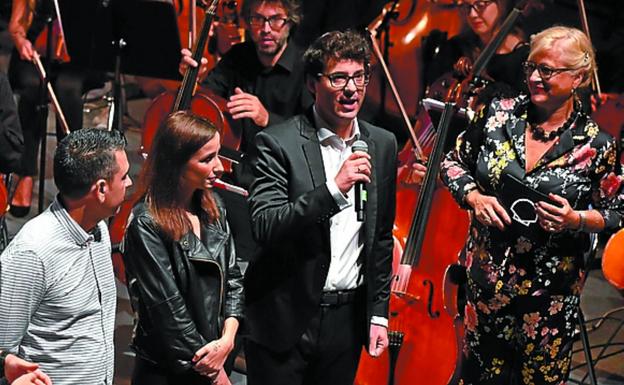 Fernando Velázquez y Aizpea Goenaga presentaron el concierto. 