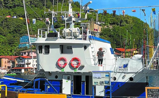 La tripulación prepara el barco museo Mater para su travesía de recogida de residuos. 