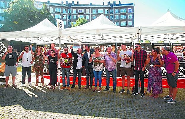 Representantes institucionales, homenajeados y cocineros degustaron gildas antes de inaugurar la fiesta. 