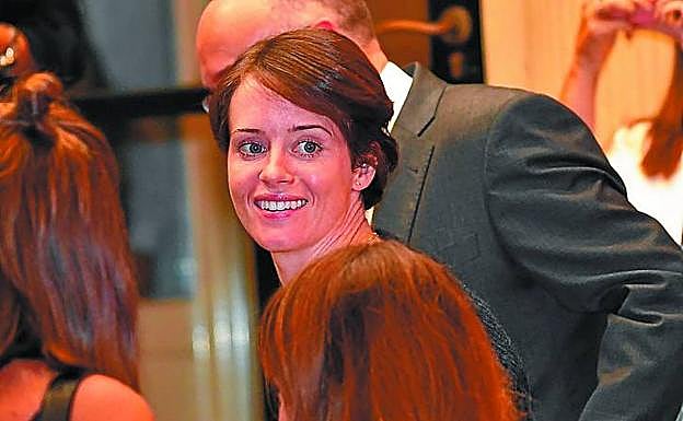 Imagen principal - Claire Foy, Danny DeVito y la directora Claire Denis, en San Sebastián. 