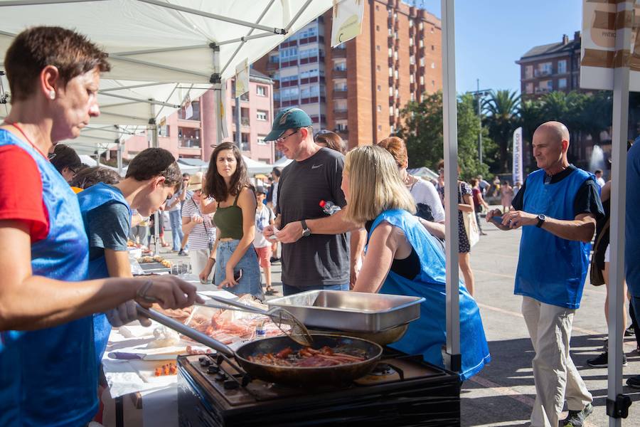Los asistentes acabaron con los 10.000 pintxos que aportaron desinteresadamente restaurantes y bares