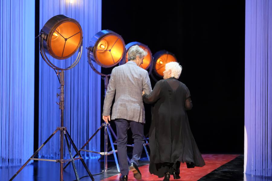 Judi Dench ha recibido este martes el máximo galardón del Festival de Cine de San Sebastián, el Premio Donostia, durante una emotiva gala celebrada en el Kursaal.