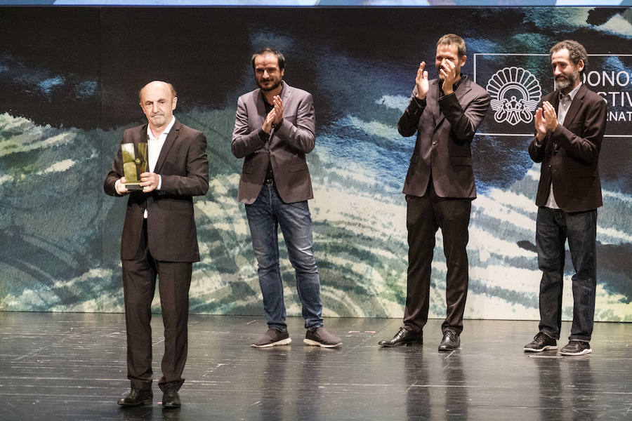 Blanca Suárez, Arturo Valls o Joaquín Reyes han presentado hoy su película en el Festival de Cine de San Sebastián en una jornada en la que ha reinado Judi Dench, quien ha recibido su Premio Donostia y en la que también han llegado al Zinemaldia las actrices Najwa Nimri y Juliette Binoche. Además, Ramon Agirre ha recibido el Premio Zinemira dentro de la Gala del Cine Vasco.