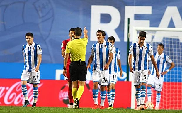 Los jugadores de la Real protestan por el penalti pitado. 