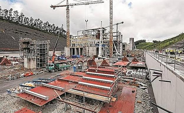 Obras de la incineradora de Zubieta, junto a la que se construirán las dos plantas pendientes. 